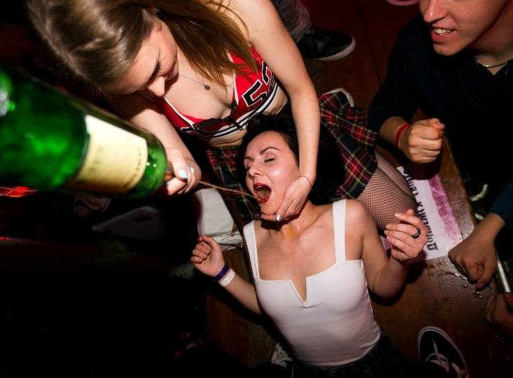 Игры пьяных студентов привели к оргии