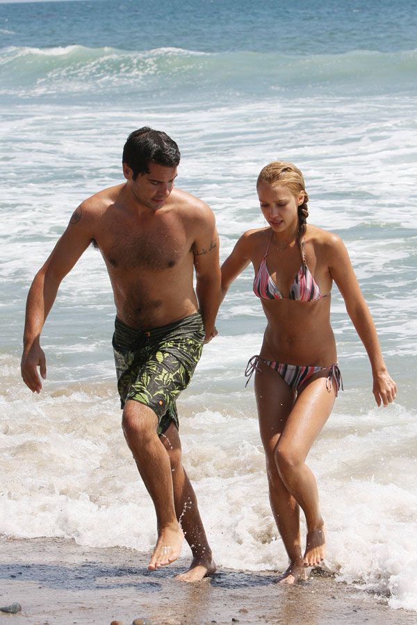 Jessica Alba In Bikini On The Beach Pics Izispicy