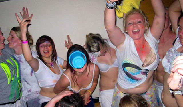 Пьяные девки шалят на вечеринке