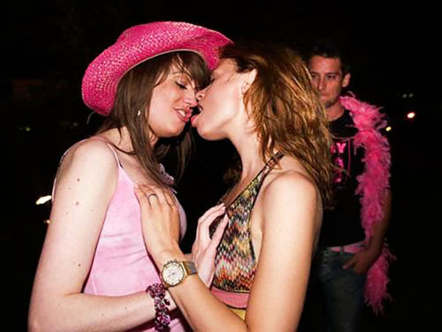 Drunk kiss lesbian
