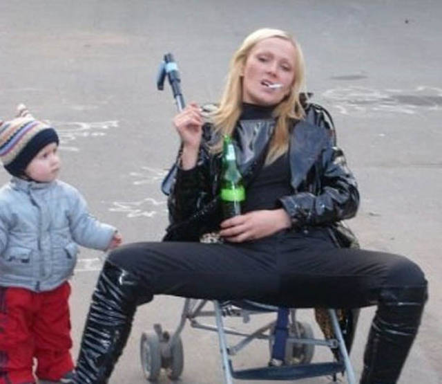 Mom Selfie Fails That Deserve The Worst Mother Of The Year Award 32
