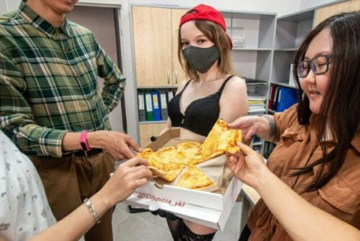Striptease Dancers From Russia Were Left Without Work And Became Delivery Girls Instead