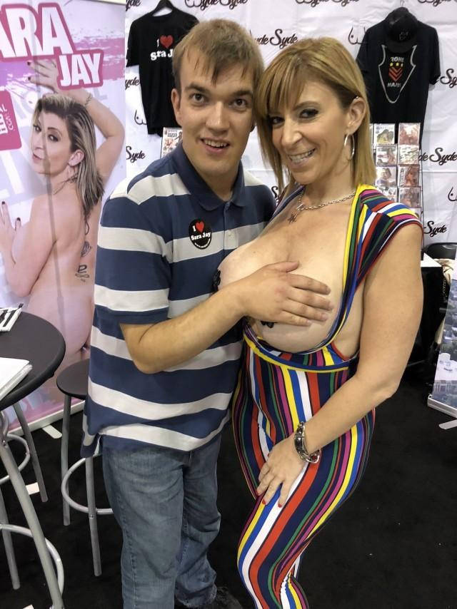 Guy Takes Photos With All Of His Favorite Stars - Porn Stars (22 PICS) .