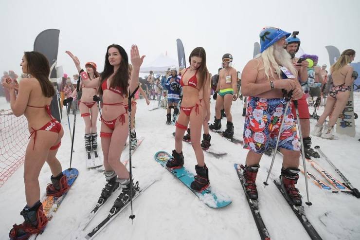 “BoogelWoogel” In Sochi, Russia: Hundreds Of People Skiing In Underwear