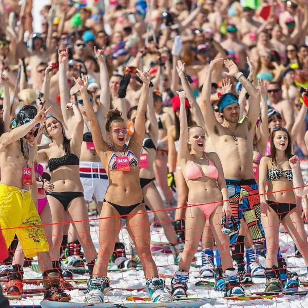 “GrelkaFest” 2021: Over 1,700 People Skiing And Snowboarding In Swimwear
