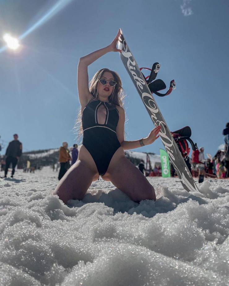 “GrelkaFest” 2021: Over 1,700 People Skiing And Snowboarding In Swimwear