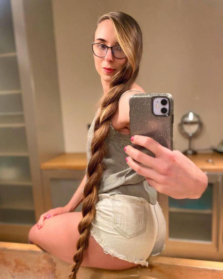 Ukraine-Born “Rapunzel” Receives An Offer To Have Her 125 Cm Hair Cut For $500,000