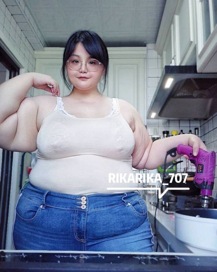 Chinese Blogger Girl Gains Tons (Almost Literally) Of Weight Eating Fast Food On Camera