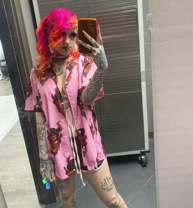 Girl With Face Tattoos Shows How She Looks Without Them