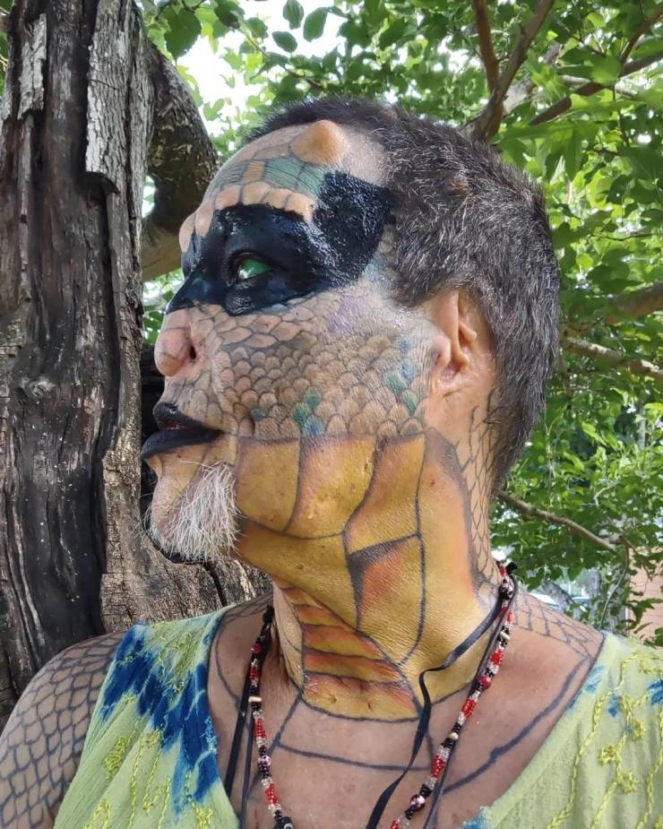 Banker Who Spent $83.5 Thousand To Turn Into A “Reptilian” Is Now Looking For The Love Of His Life