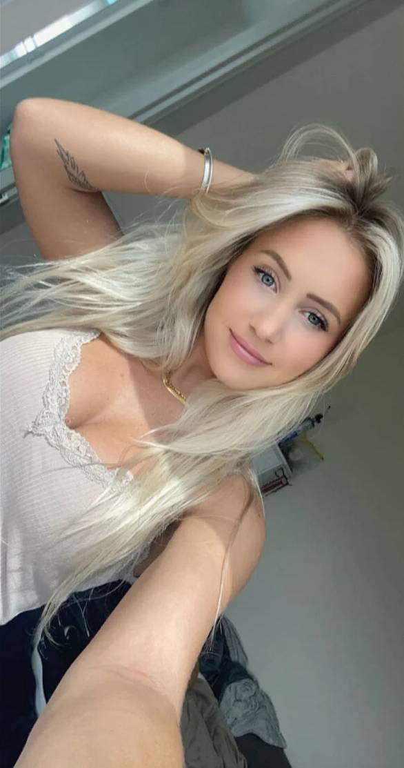 These Blondes Are Pretty Hot!