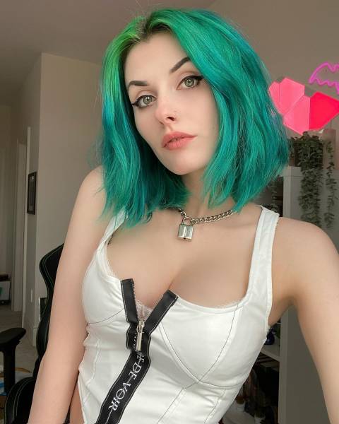 Sexy Girls With Neon Hair!