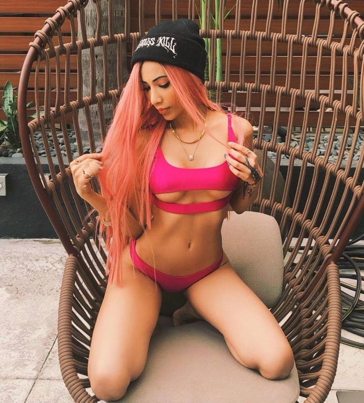 Sexy Girls With Neon Hair!