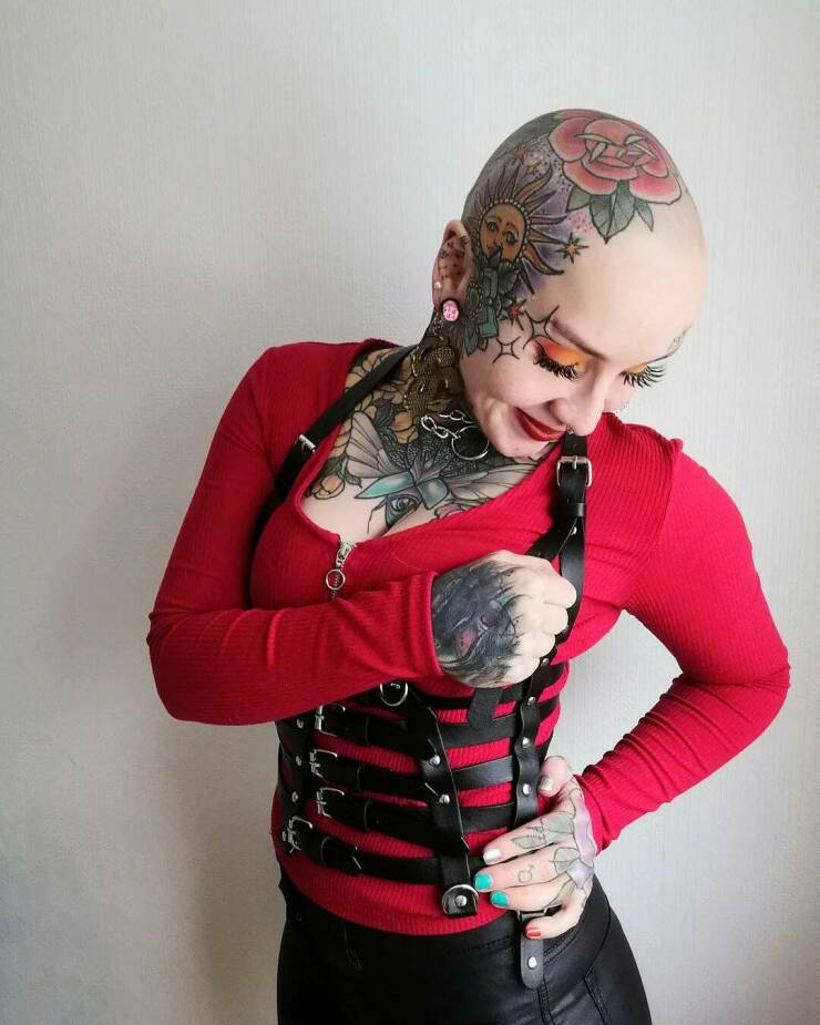 Heavily Tattooed Nurse Shows Her Old Photos