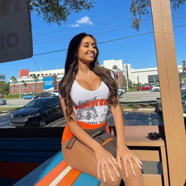 Some “Hooters” Hotness For Ya!