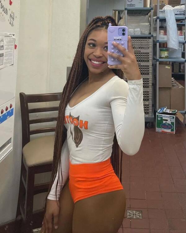 Some “Hooters” Hotness For Ya!