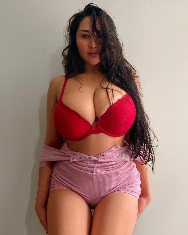 After Earning Millions Thanks To Her Huge Breasts, Model Decides To Reduce Their Size