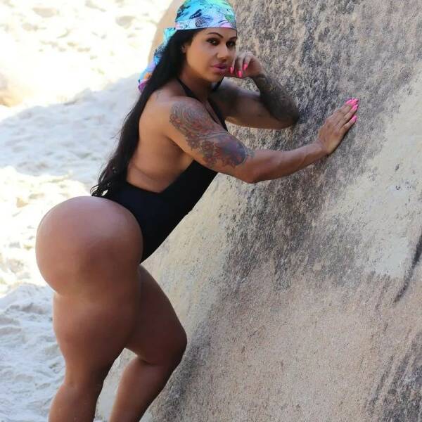 Brazilian Model Wants To Have “World’s Biggest Natural Butt”