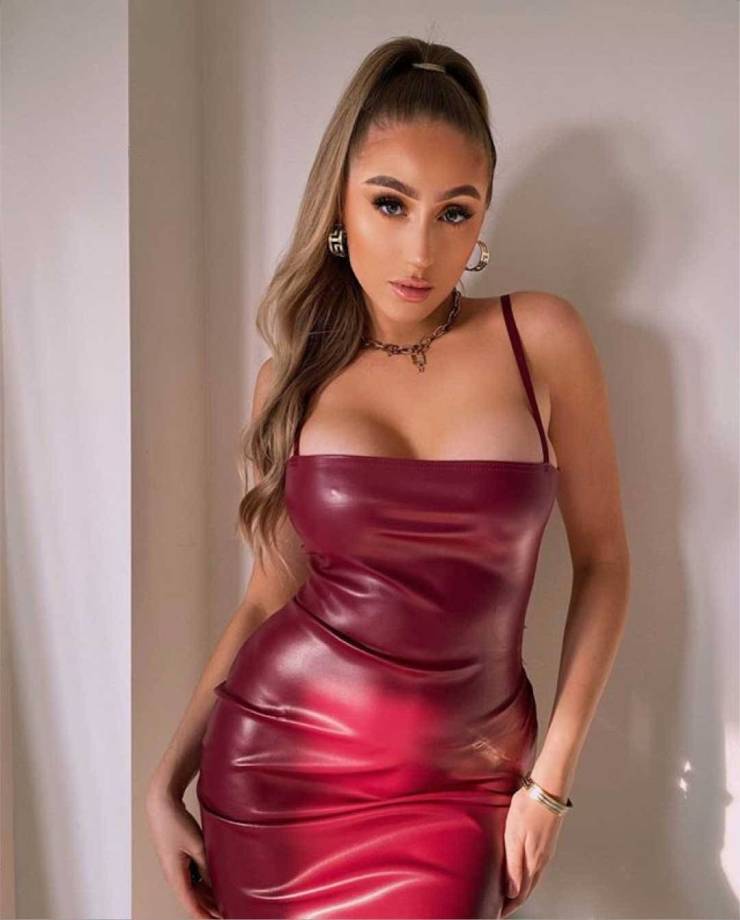 Sexy Girls In Tight Dresses