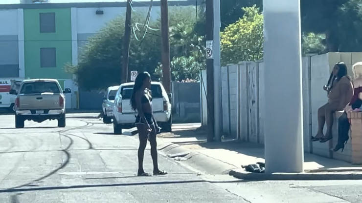 Prostitutes Walk The Streets Of Los Angeles In Their Underpants In Broad Daylight 25 Pics 0414