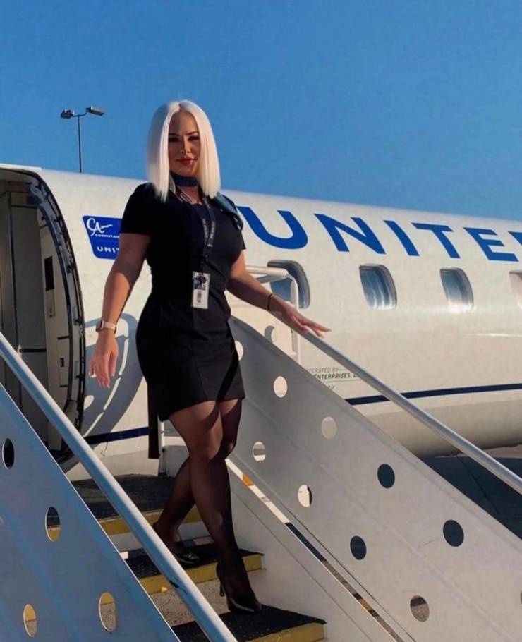 GIRLS IN & OUT OF UNIFORM...11 Hot_flight_attendants_with_and_without_their_uniforms_640_high_19