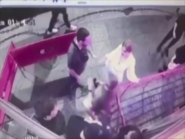 Brave Girl Knocked Out A Man Who Was Harassing Her