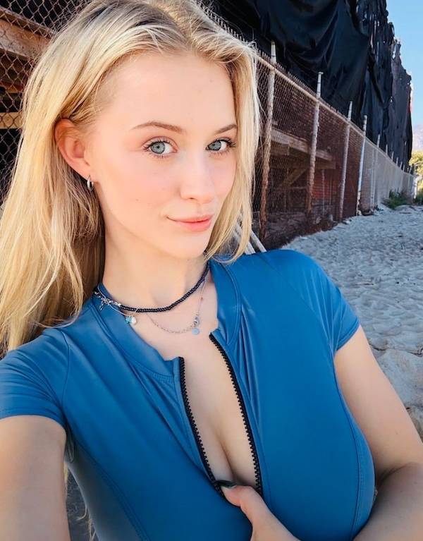 The Queens Of The Downblouse