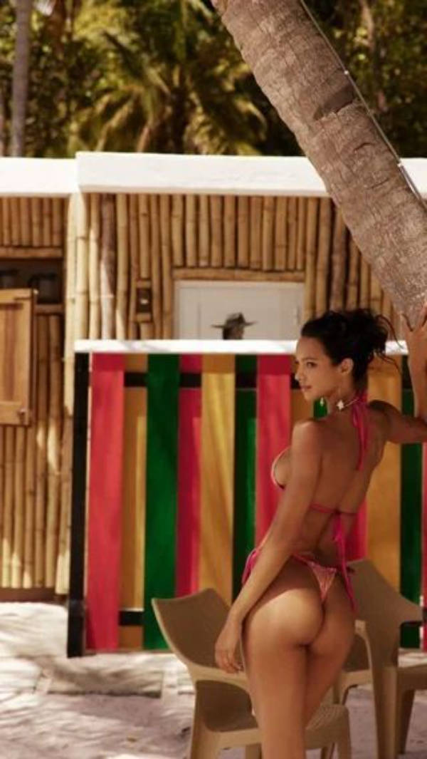 Sideboobs Look Good From All Angles!