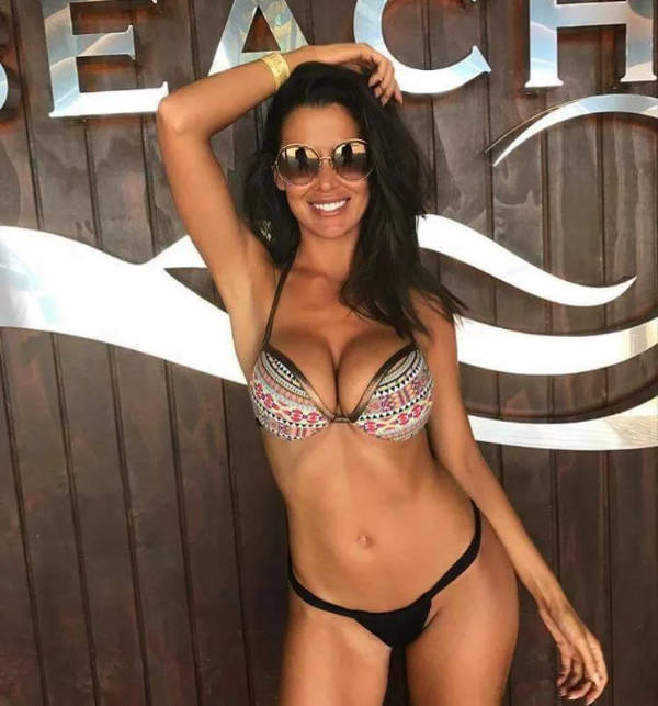 Blondes & Brunettes Beauty Battle!