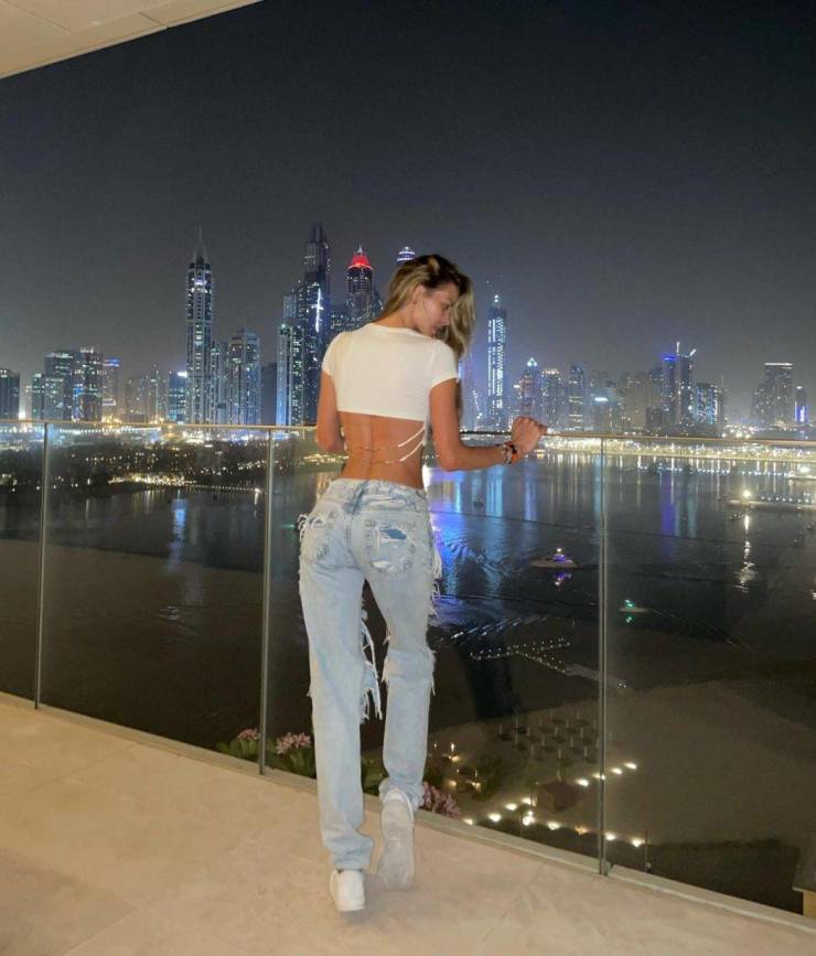 Hot Girls In Tight Jeans