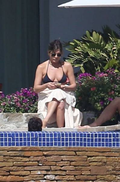 Jennifer Aniston In A Bikini Looks Twice Younger Than She Really Is