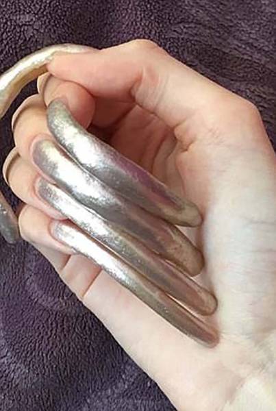 16-Year-Old Girl Doesn’t Cut Her Nails For Over 3 Years To Receive Tons Of Compliments!