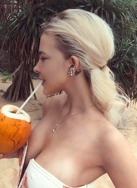 Jaw-Dropping Girls With Beautiful Breasts