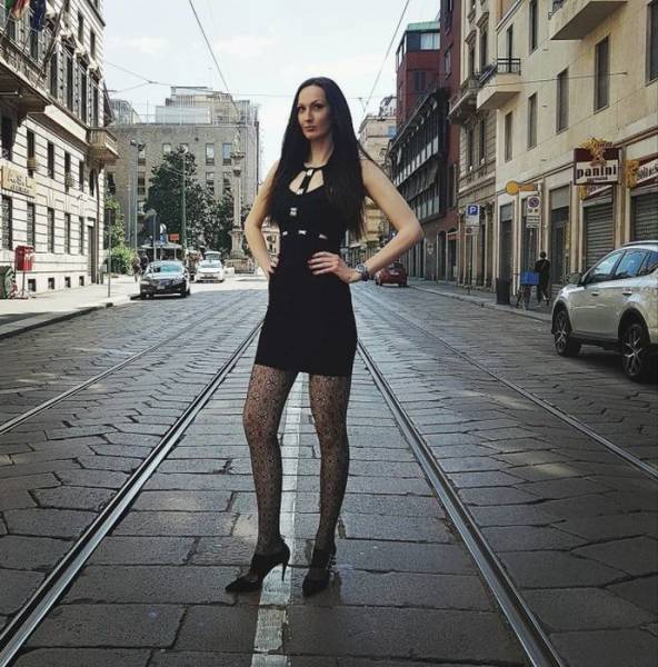 This Former Russian Basketball Player With INSANELY Long Legs And Large Feet Is Aiming To Become The “World’s Tallest Model” Now!