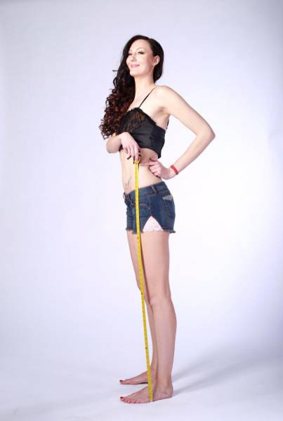 This Former Russian Basketball Player With INSANELY Long Legs And Large Feet Is Aiming To Become The “World’s Tallest Model” Now!