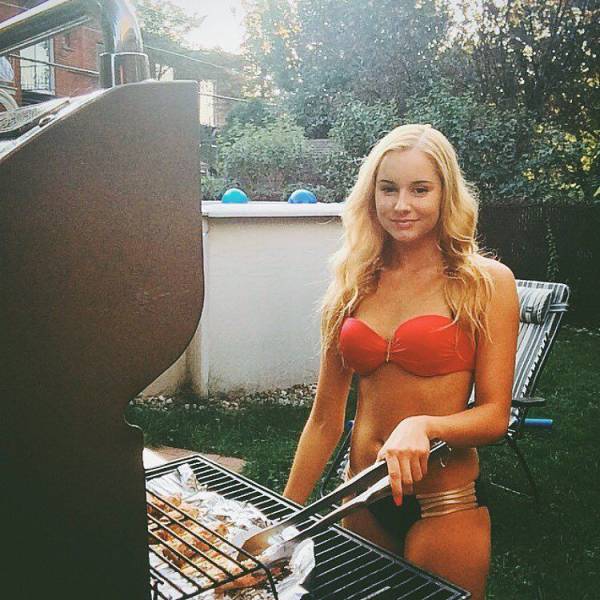 Beautiful Girls And Grill Is The Perfect Combination
