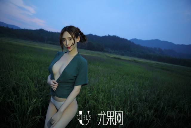 Just Casual Chinese Farmer-Girls Doing Their Daily Routine…