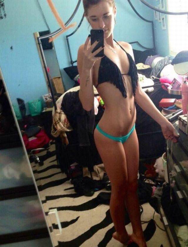 Sexy Selfie Is Much Better When Your Room Is Clear