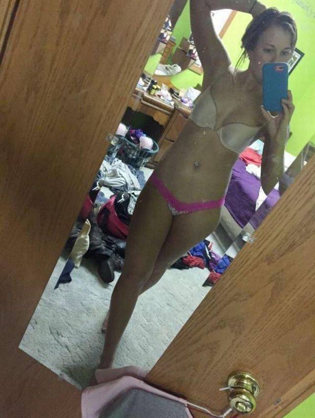 Sexy Selfie Is Much Better When Your Room Is Clear