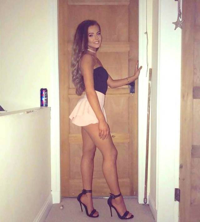 Sexy Chicks With Gorgeous Long Legs