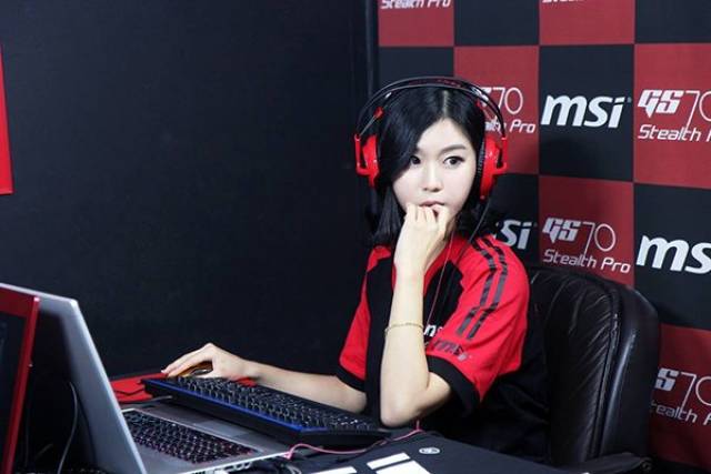 Pro Gamers Who Are Actually Flaming Hot Girls