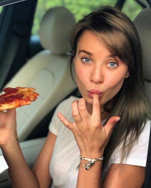 Hot Girls With Hot Pizzas
