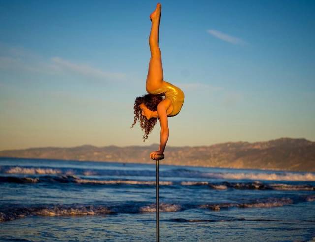 Meet Sofie Dossi, 16-Year-Old Self-Taught Contortionist Who Is Already A Star