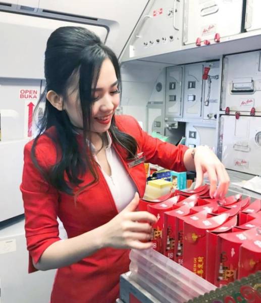 This Chinese “AirAsia” Hostess Is Such A Cutie
