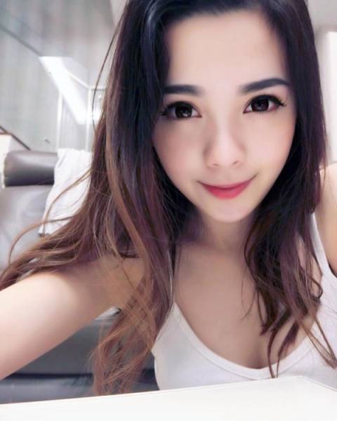 This Chinese “AirAsia” Hostess Is Such A Cutie