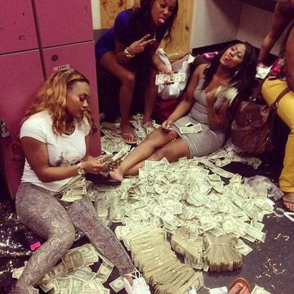 Do You Think These Strippers Bathing In Banknotes Are Really That Rich?