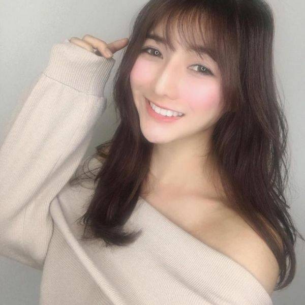 Taiwanese Model Helps Her Mother Sell Fish And Becomes Extremely Popular On The Internet