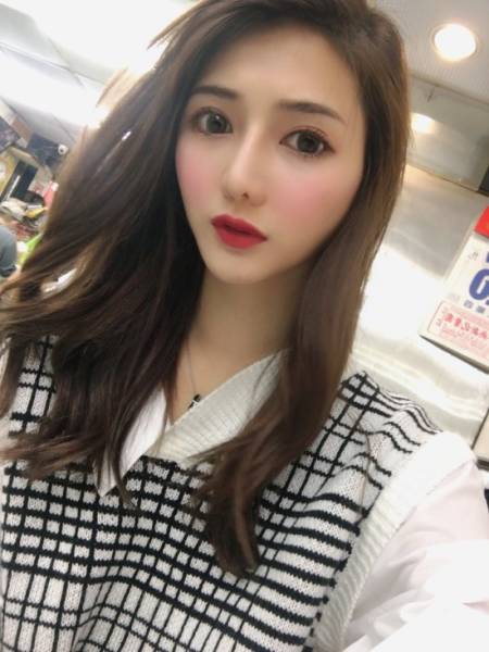 Taiwanese Model Helps Her Mother Sell Fish And Becomes Extremely Popular On The Internet