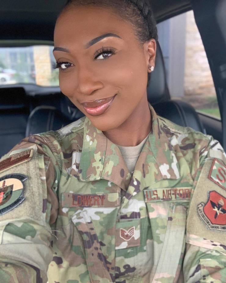 These Female Soldiers Look Great. Always