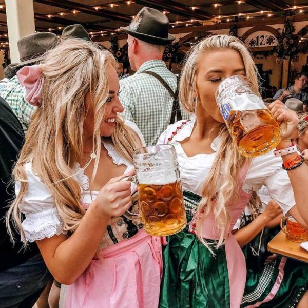 Busty Girls And Seas Of Beer – Oktoberfest 2019